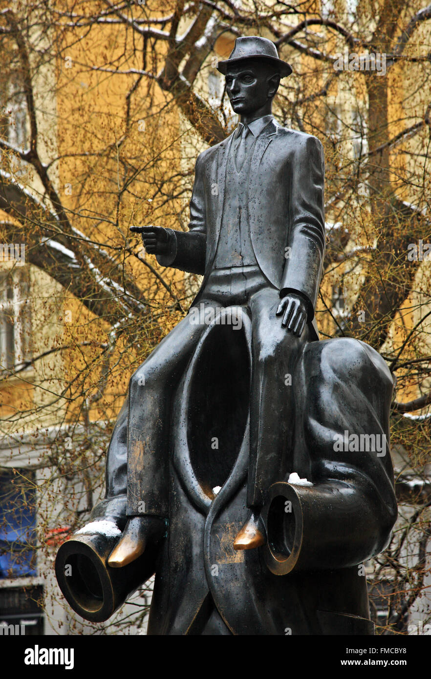 El monumento a Franz Kafka en Josefov (el "barrio judío"), Stare Mesto (Ciudad Vieja), Praga, República Checa. Foto de stock