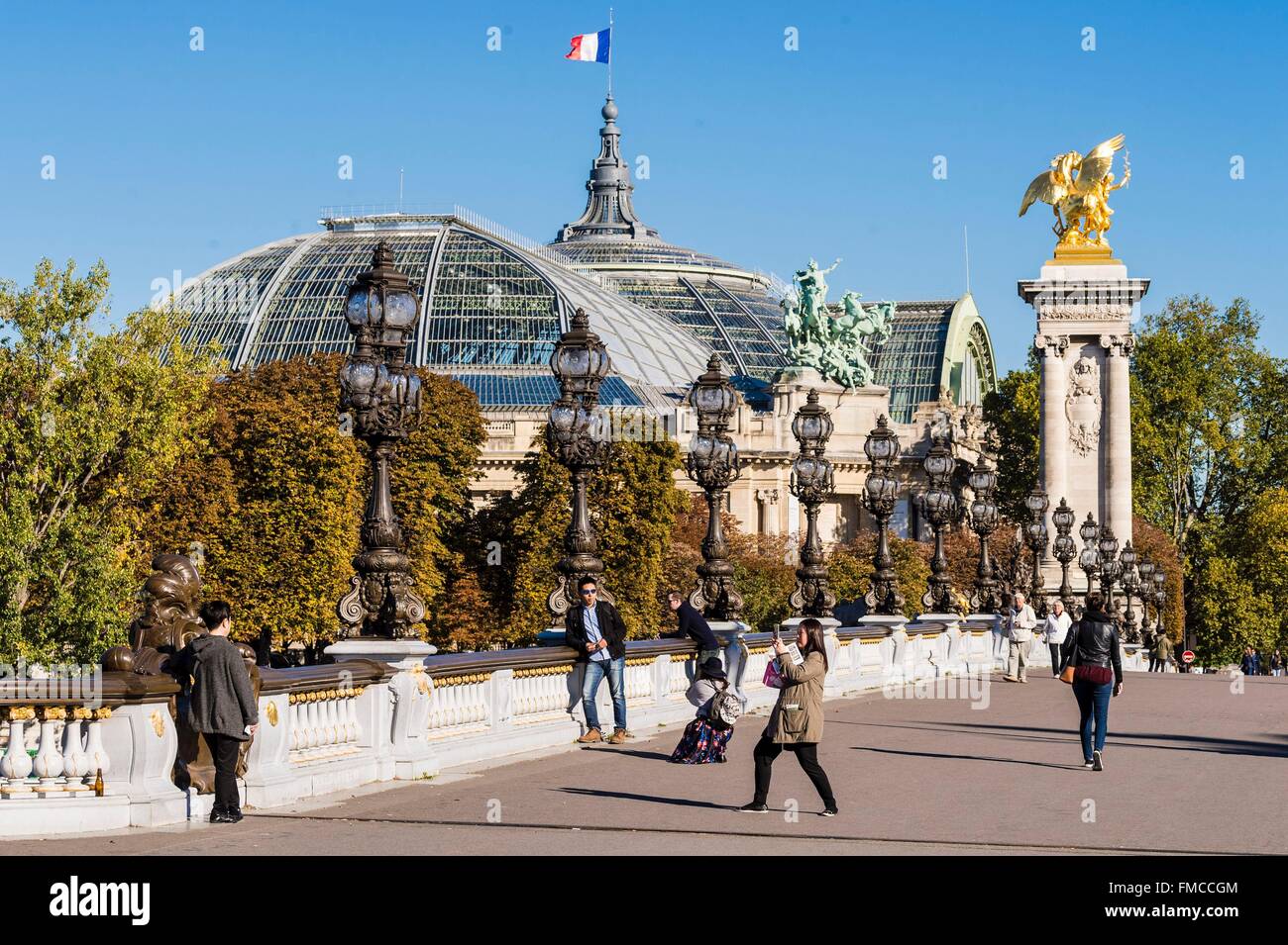 Francia, Paris, área listados como Patrimonio Mundial por la UNESCO, el Grand Palais y el puente Alexandre III (puente Alexander la tercera) Foto de stock