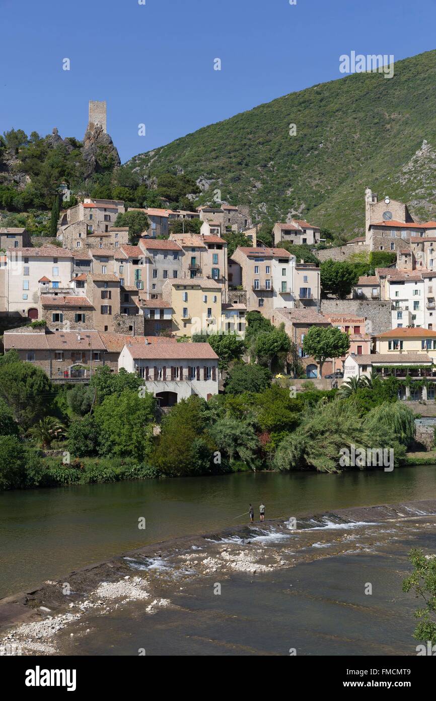 Francia, Herault, Roquebrun, la aldea y el río Orb Foto de stock