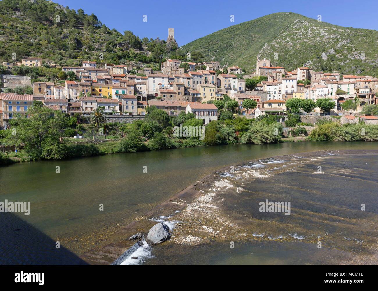 Francia, Herault, Roquebrun, la aldea y el río Orb Foto de stock