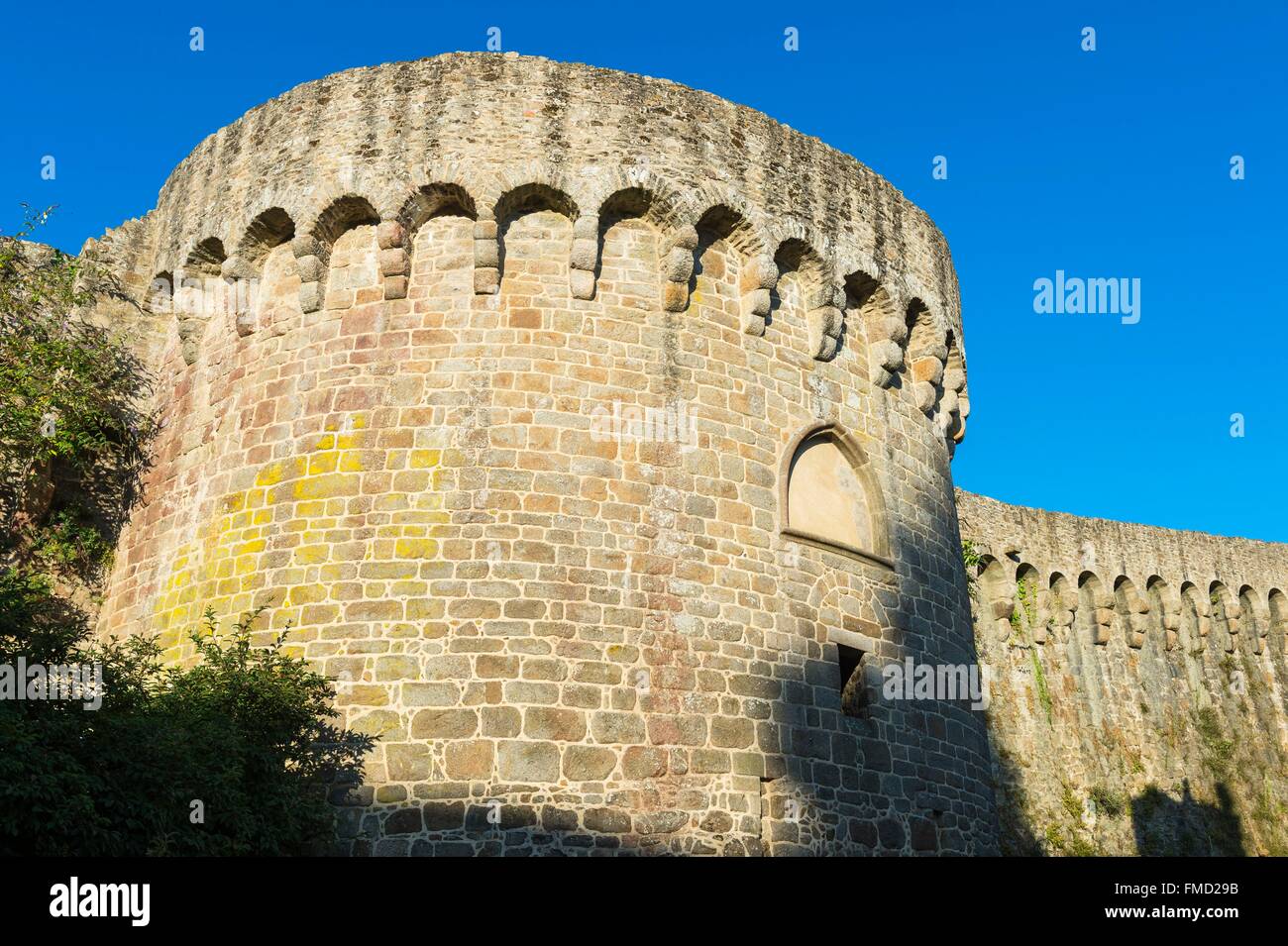 Francia, Cotes d'Armor, Dinan, el castillo y sus 2600 metros de las murallas medievales que rodean el casco antiguo Foto de stock