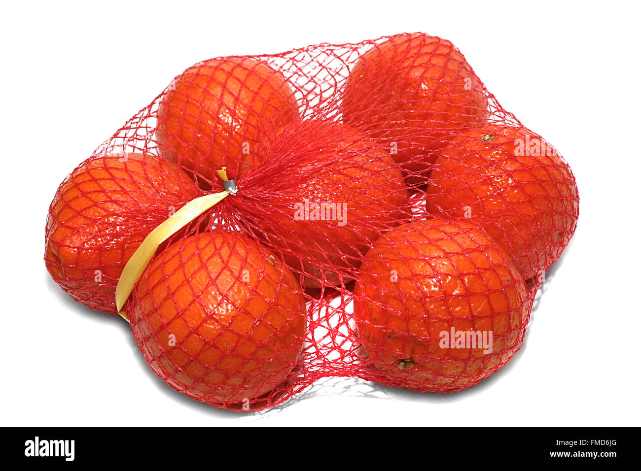 Las naranjas en el embalaje sobre un fondo blanco. Foto de stock