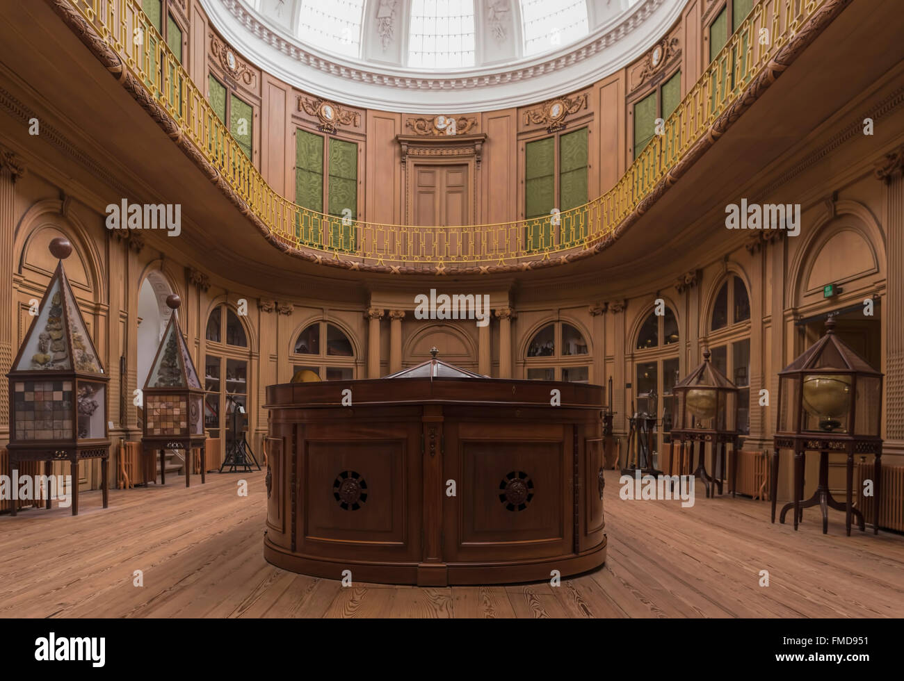 Una gran vitrina de madera, coloca centralmente en la Sala Oval en el Teylers Museum de Haarlem, Holanda Septentrional, en los Países Bajos. Foto de stock