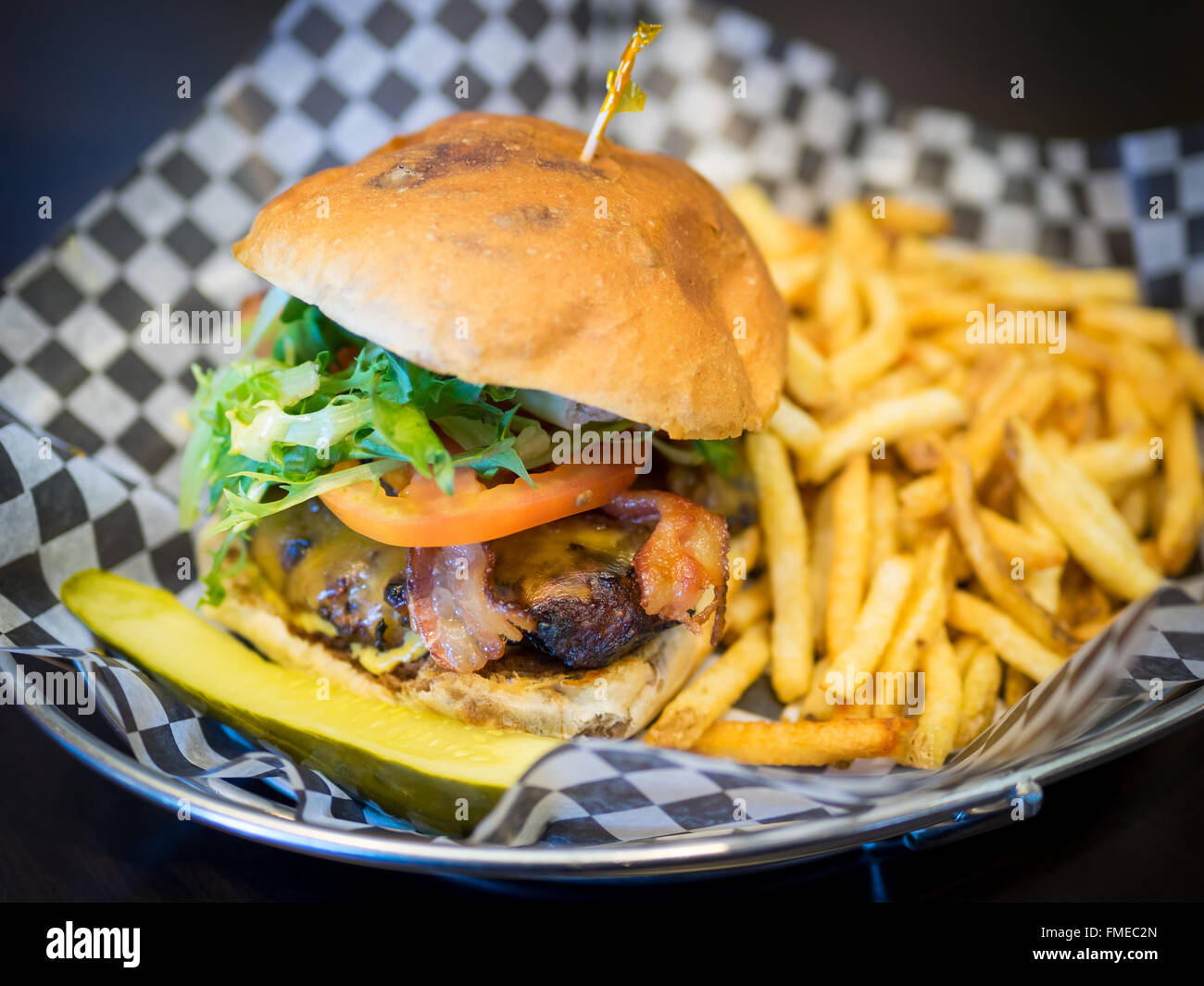 Un bacon hamburguesa y patatas fritas de Urbano Diner en Edmonton, Alberta, Canadá. Foto de stock