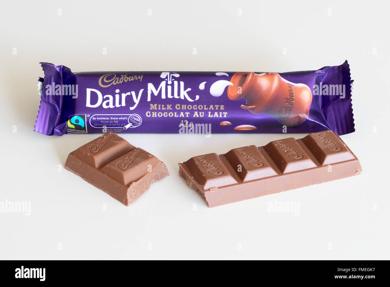 Una barra de chocolate Cadbury Dairy Milk. Embalaje canadiense se muestra. Foto de stock