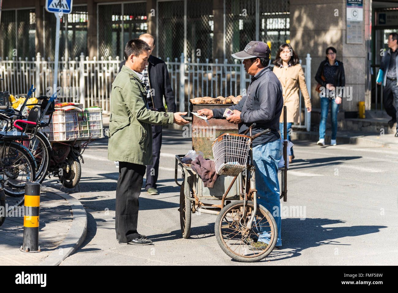 Vendedor ambulante de papas fotografías e imágenes de alta resolución -  Alamy