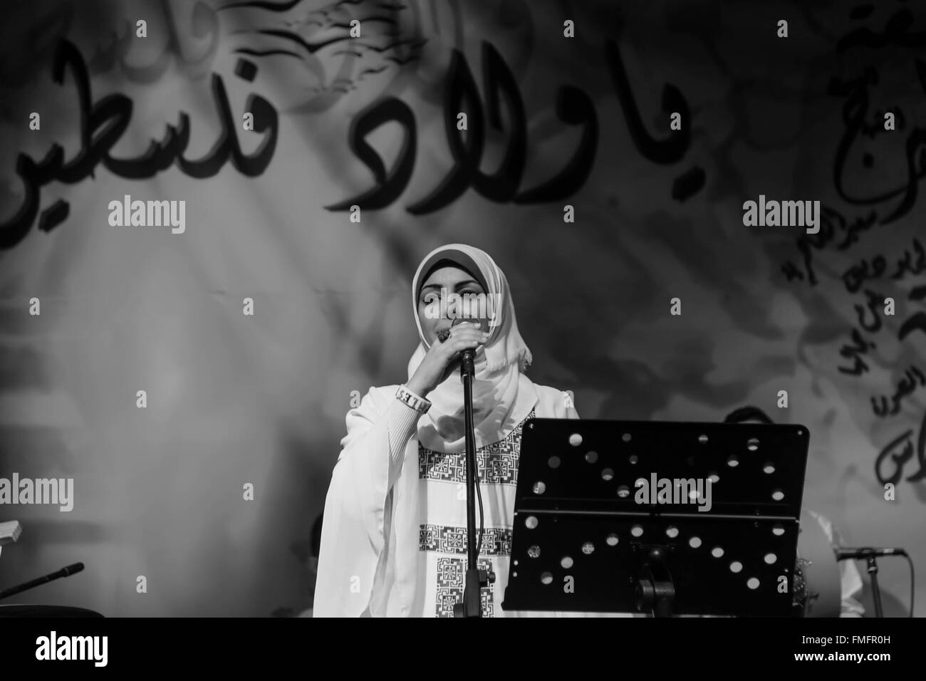 Gaza, Palestina. 10 Mar, 2016. Miembros palestinos de la banda de música Dawaween, reproduce canciones orientales tradicionales patrimonio musical durante un concierto en la ciudad de Gaza. La banda de música Dawaween, fundada hace 4 meses por tres músicos, cuenta ahora con más de 40 miembros. © Mohammed Al Hajjar/RoverImages/Pacific Press/Alamy Live News Foto de stock