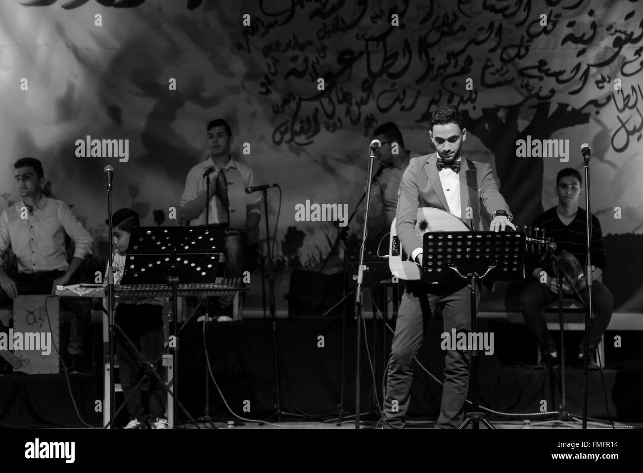 Gaza, Palestina. 10 Mar, 2016. Miembros palestinos de la banda de música Dawaween, reproduce canciones orientales tradicionales patrimonio musical durante un concierto en la ciudad de Gaza. La banda de música Dawaween, fundada hace 4 meses por tres músicos, cuenta ahora con más de 40 miembros. © Mohammed Al Hajjar/RoverImages/Pacific Press/Alamy Live News Foto de stock