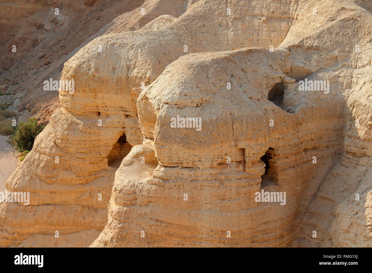 Las cuevas de Qumran en el sitio arqueológico en el desierto de Judea de la Ribera Occidental, Israel Foto de stock