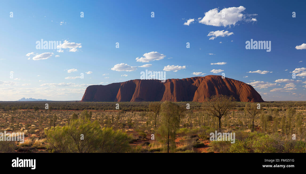 Uluru (Patrimonio de la Humanidad de la UNESCO), el Parque Nacional de Uluru-Kata Tjuta, el Territorio del Norte, Australia Foto de stock