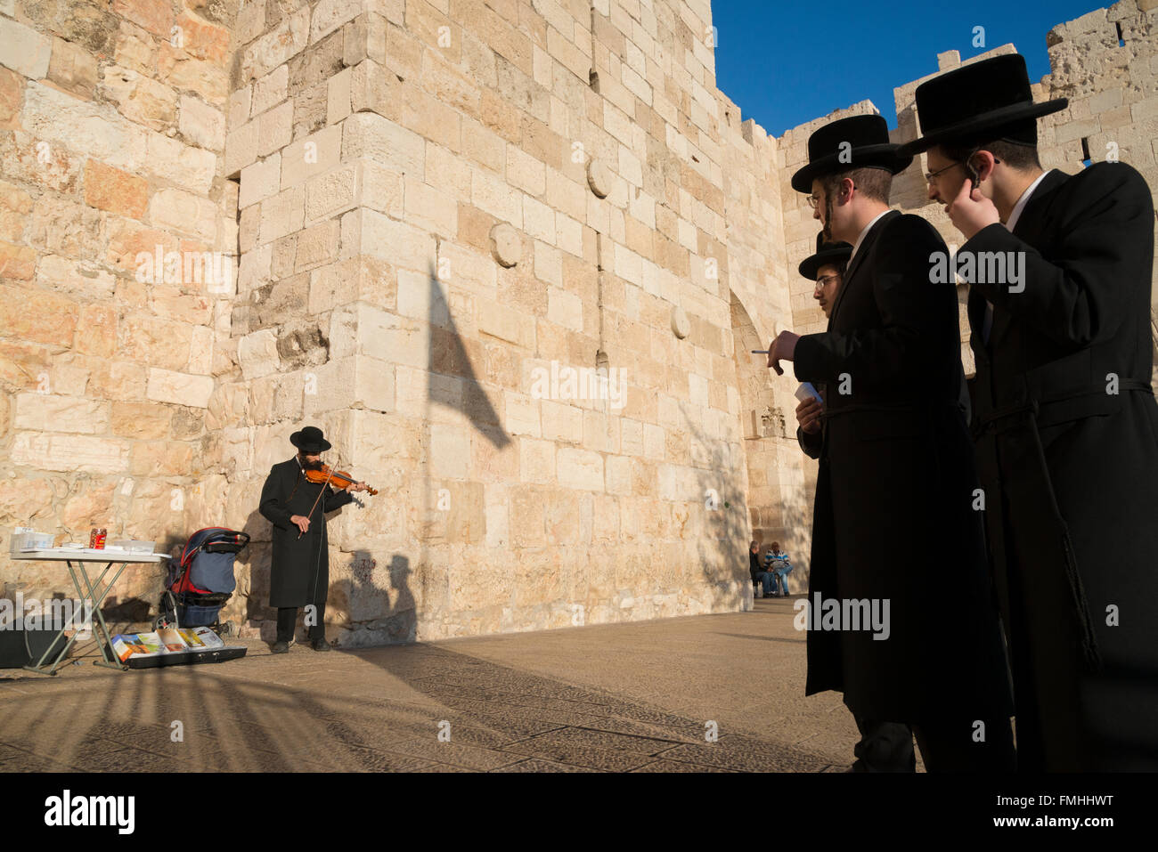 Los judíos ortodoxos viendo un klezmer Fiddler. Puerta de Jaffa. Ciudad Vieja de Jerusalén. Israel. Foto de stock