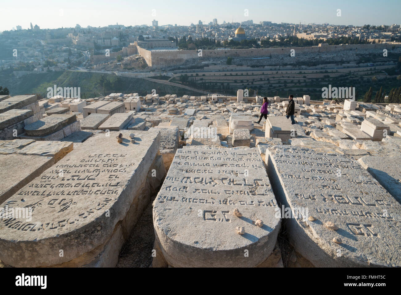 Lápidas en el Monte de los Olivos a la ciudad vieja en el fondo. Jerusalén. Israel. Foto de stock