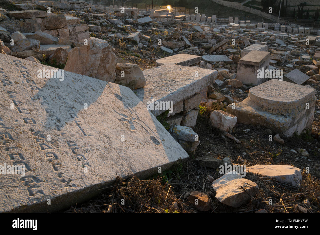 Lápidas esparcidas en el cementerio en el Monte de los Olivos. Jerusalén. Israel. Foto de stock
