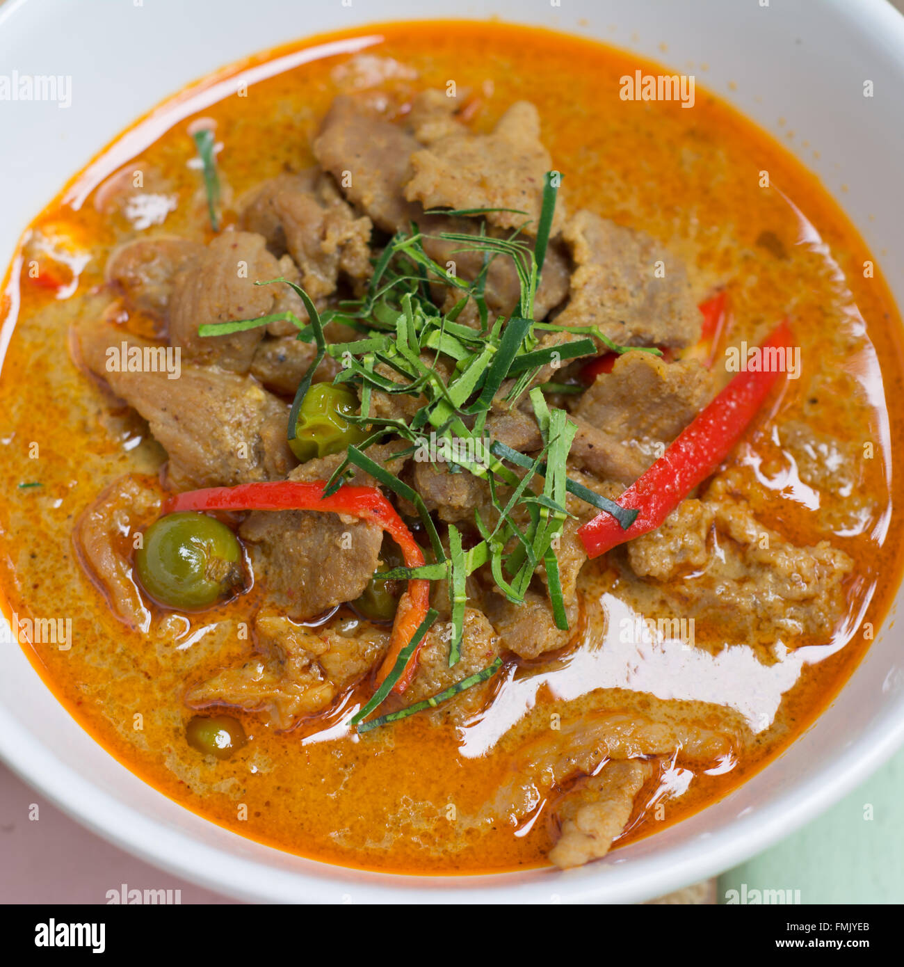 Sabrosa pasta de curry rojo con carne de cerdo y leche de coco Foto de stock
