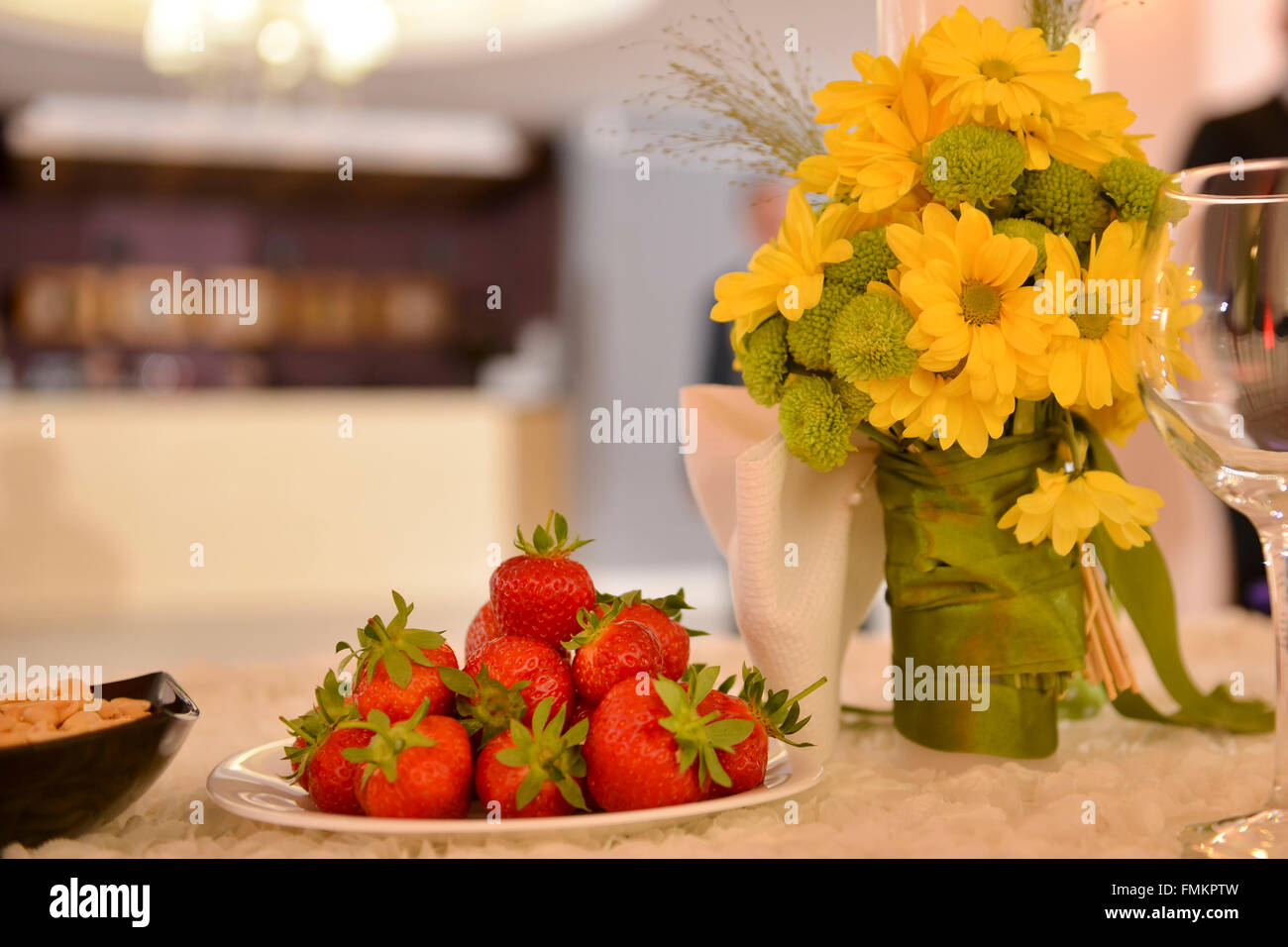 Las fresas se coloca en una placa blanca. Foto de stock