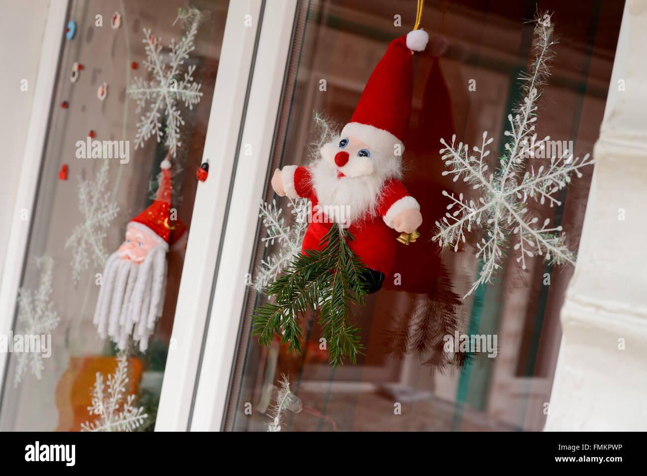 Santa y estrellas, adornos de Navidad colgando en la ventana Fotografía de  stock - Alamy