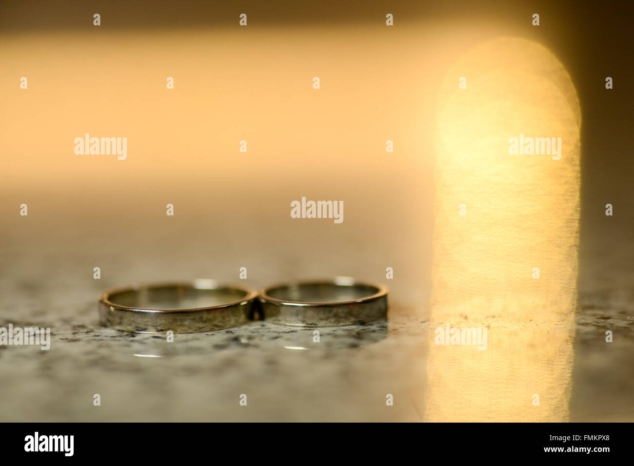 Con bokeh con forma de anillo de boda Foto de stock