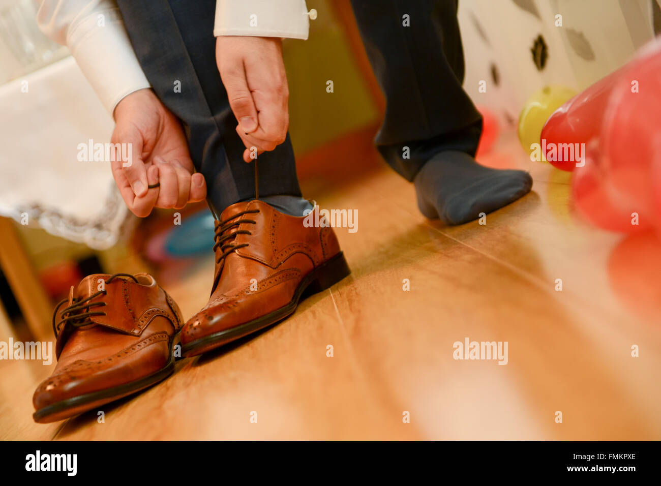 Hombre ligado shoelace en luz natural Foto de stock