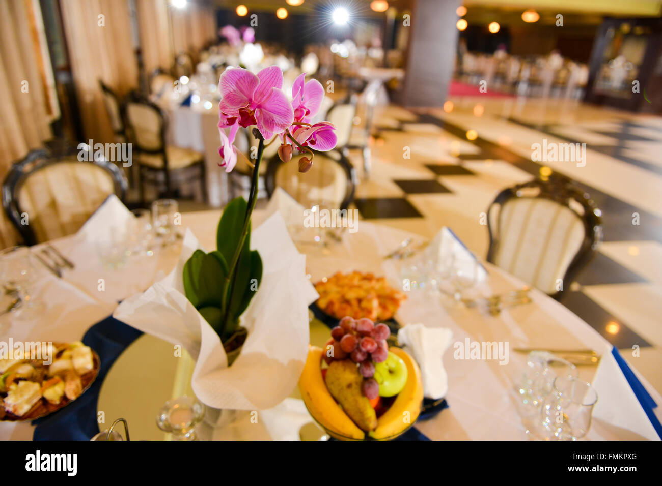 Rosa orquídea sentado en una mesa de boda Foto de stock