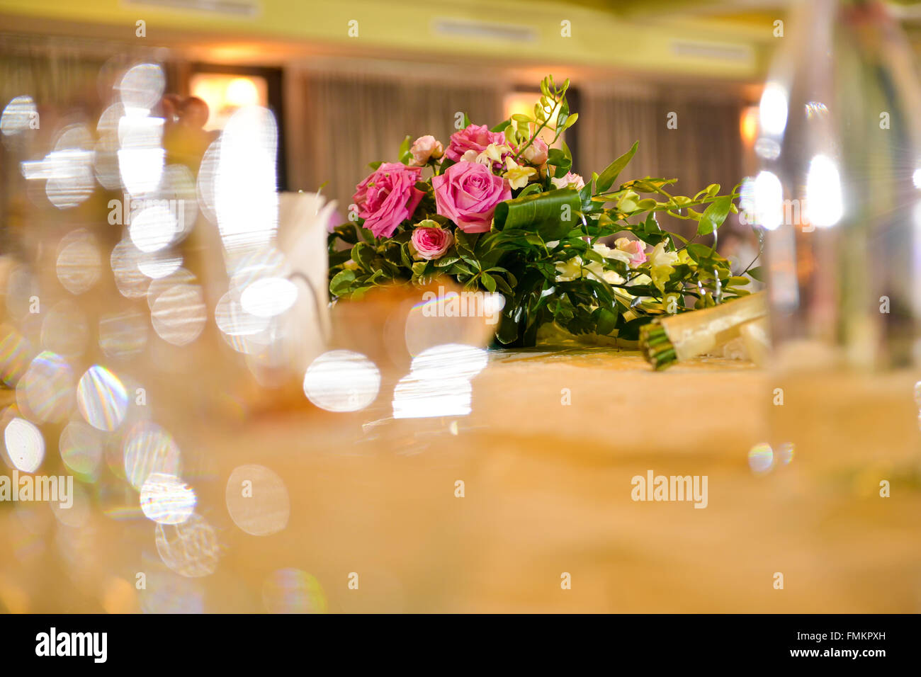 Bouquet de rosas sentado en una mesa de boda Foto de stock