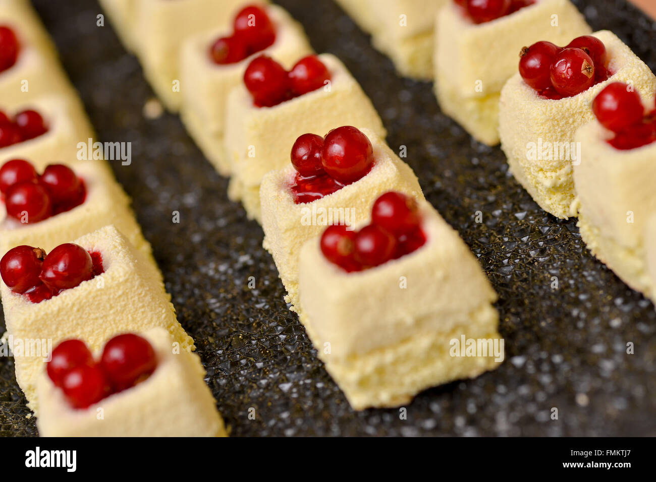 Pastel de vainilla con frutos rojos en la parte superior Foto de stock