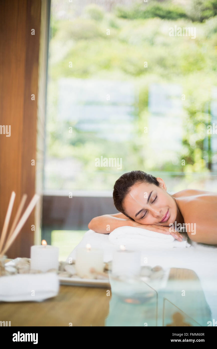 Mujer durante el tratamiento de spa relajantes Foto de stock