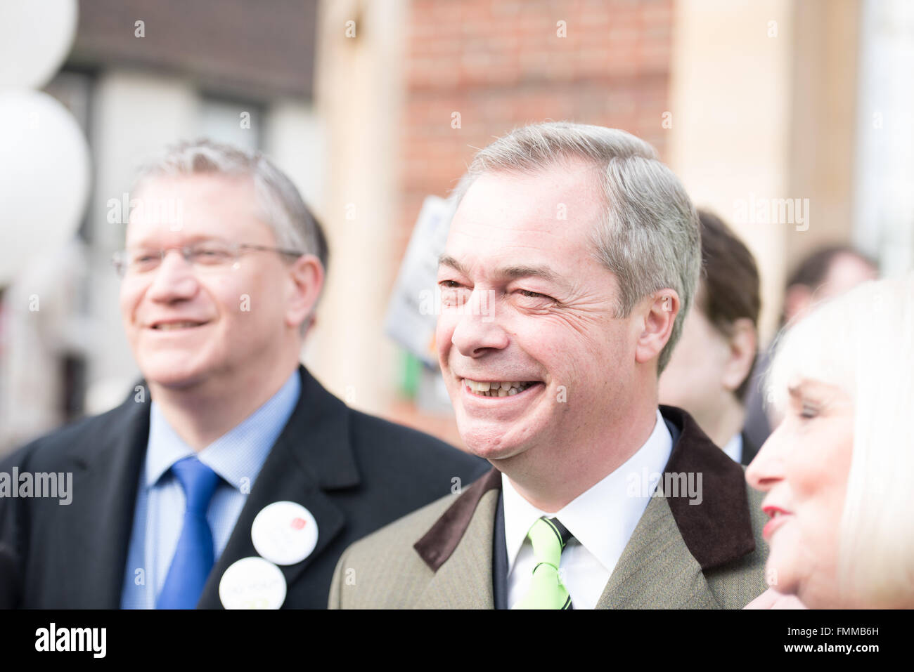 Romford, Essex, 12 de marzo de 2016, Nigel Farage, diputado y líder del UKIP campaña en Romford, Essex, en día de mercado, con Andrew Rosindell MP en apoyo de la retirada del Reino Unido de la Unión Europea. Crédito: Ian Davidson/Alamy Live News Foto de stock