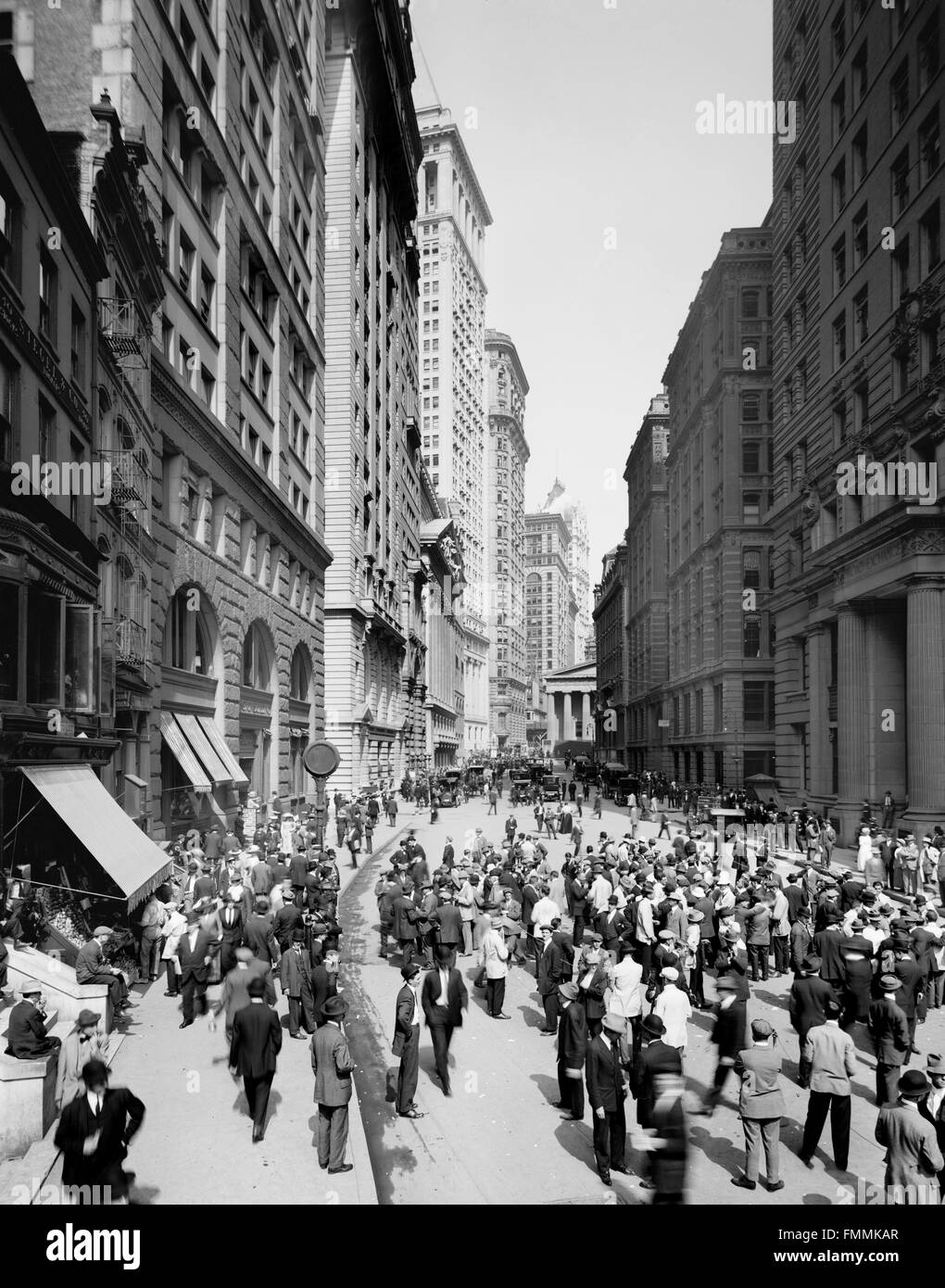 Reducir intermediarios en Broad Street en la Ciudad de Nueva York a principios del siglo XX. Foto tomada entre 1910 y 1920 Foto de stock