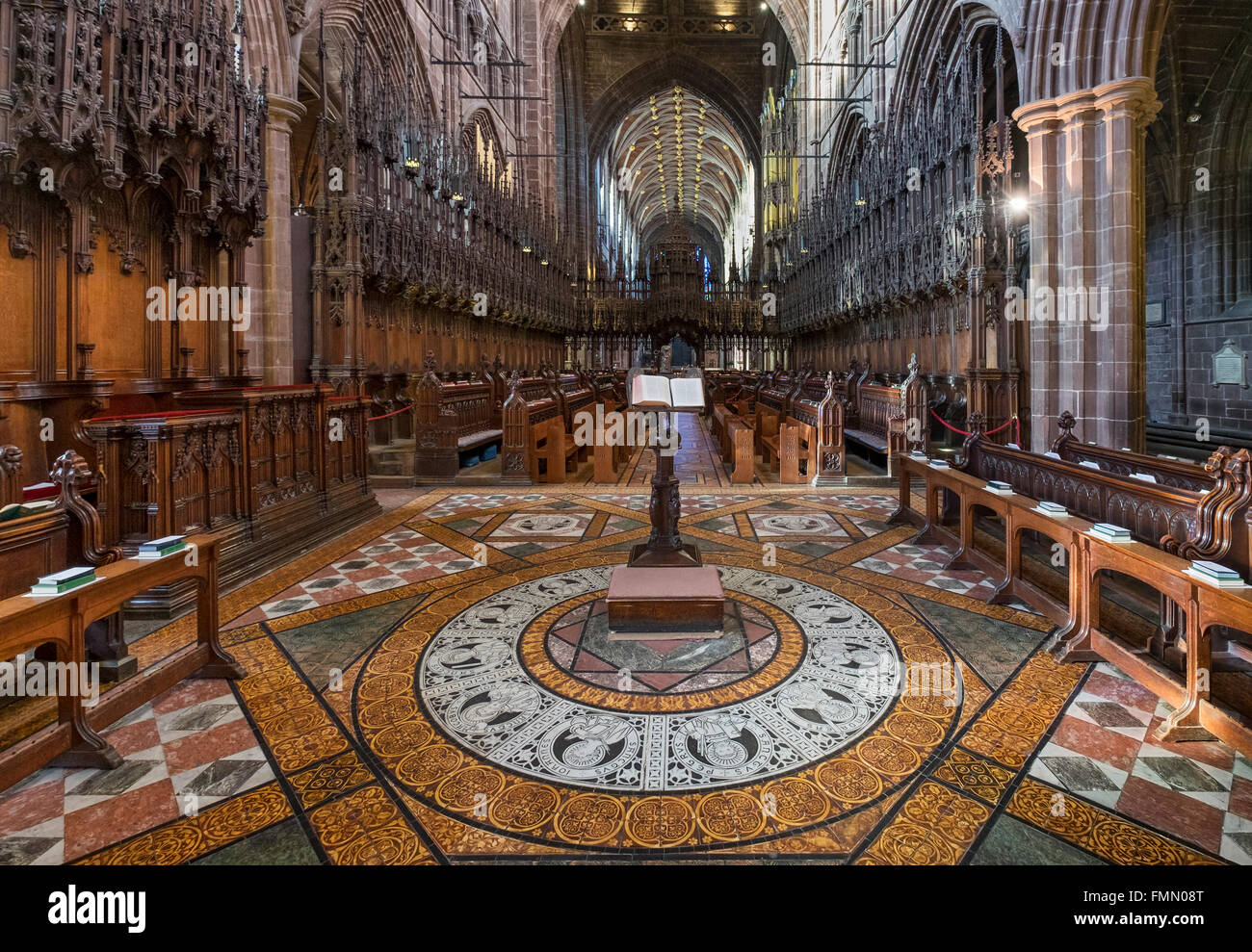 La ornamentada sillería del coro de la Catedral de Chester, Chester, Cheshire, Inglaterra, Reino Unido. Foto de stock