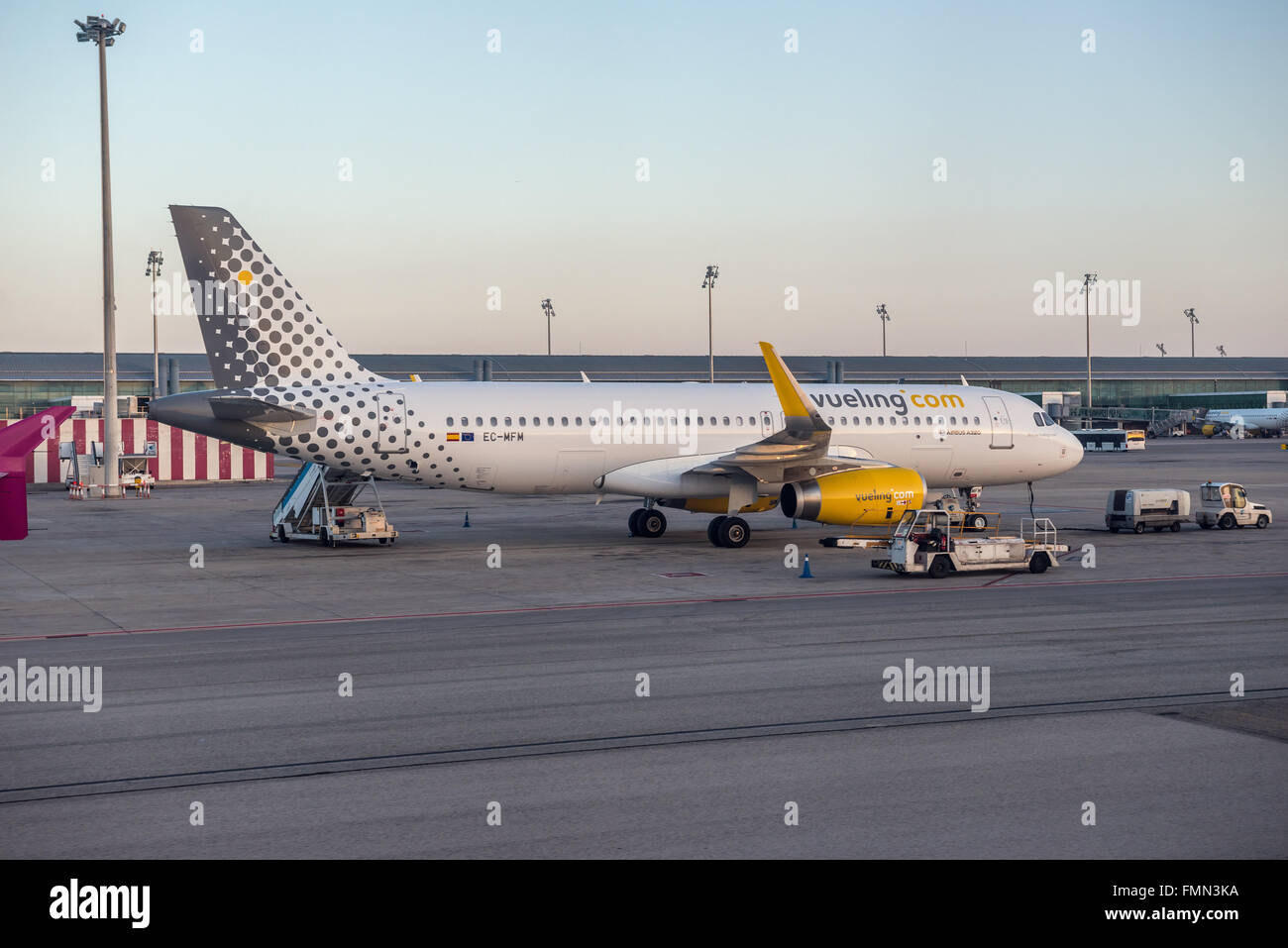 Avión de pasajeros Airbus A320 de Vueling Airlines en el aeropuerto de El  Prat en Barcelona, España Fotografía de stock - Alamy