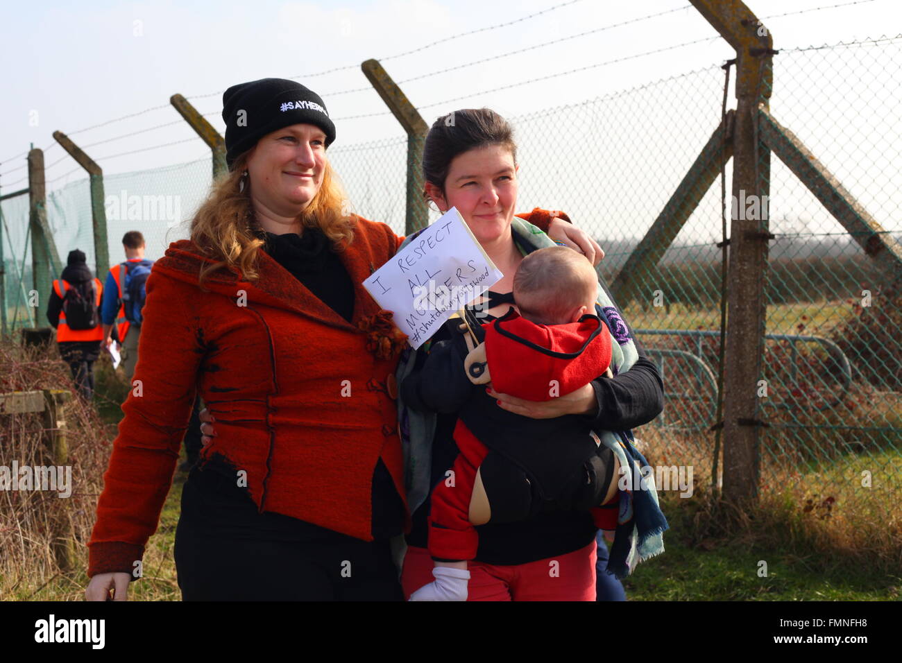 Bedfordshire, Reino Unido. 12 de marzo de 2016. Una pareja con un bebé. Miles de manifestantes se reunieron en el centro de detención de Yarl's Wood para exigir el cierre de todos los centros de detención de inmigración en el Reino Unido. Crédito: Penelope Barritt/Alamy Live News Foto de stock