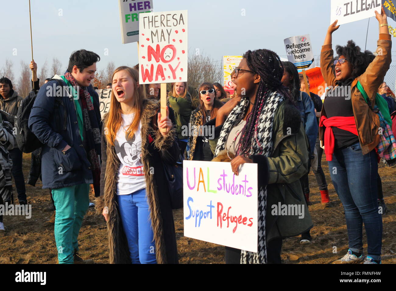 Bedfordshire, Reino Unido. 12 de marzo de 2016. Miles de manifestantes se reunieron en el centro de detención de Yarl's Wood para exigir el cierre de todos los centros de detención de inmigración en el Reino Unido. Crédito: Penelope Barritt/Alamy Live News Foto de stock