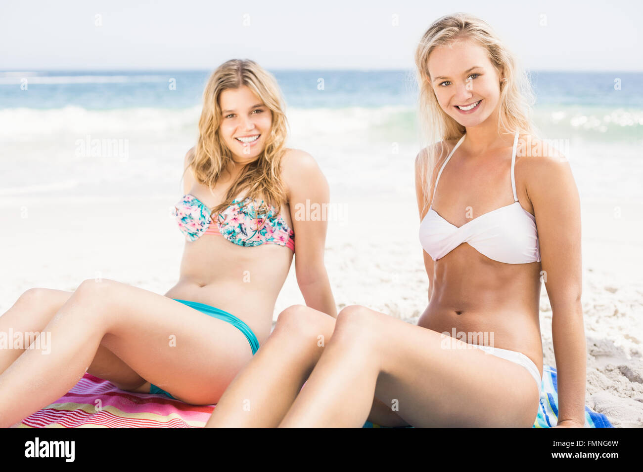 Mujeres en bikini sentadas en la playa fotografías e imágenes de alta  resolución - Alamy
