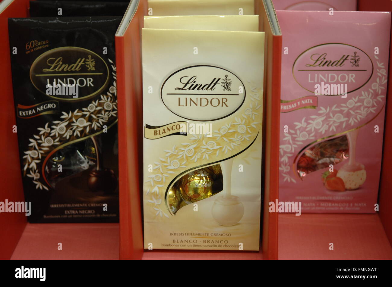 La Lindt Lindor en la pantalla en un supermercado en Malaga, ESPAÑA Foto de stock