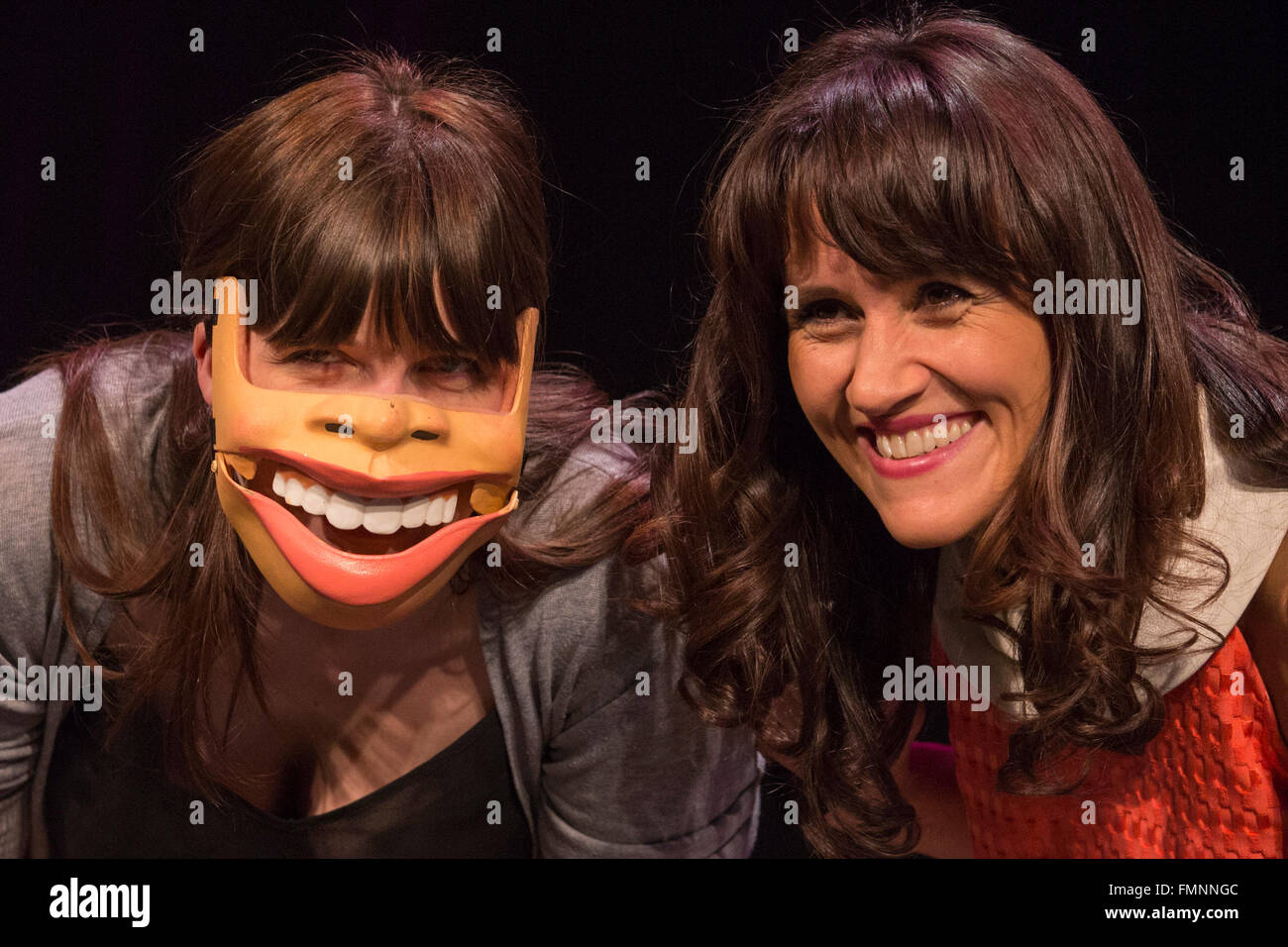 Nina Conti (derecha). Photocall con el comediante y ventrílocuo Nina