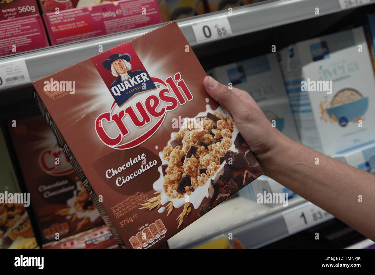 Caja de cereal de chocolate Quaker Cruesli Foto de stock