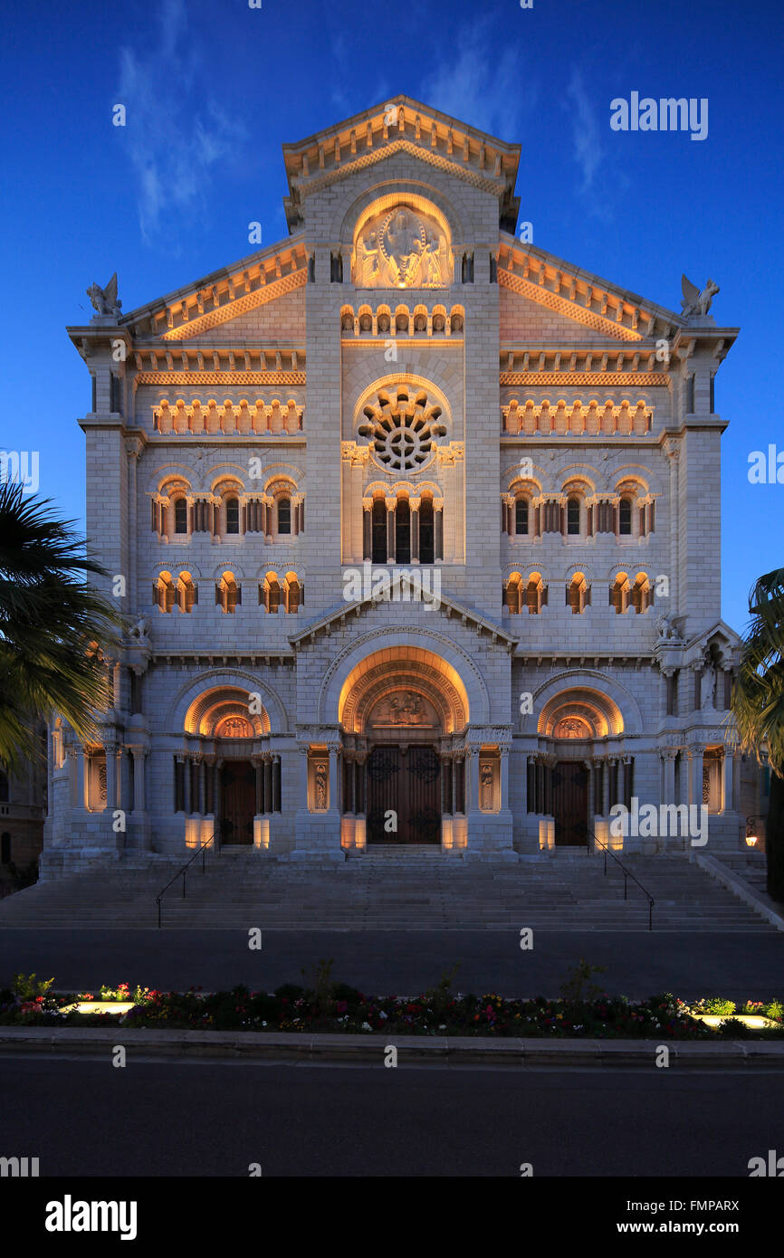 De estilo neorrománico Notre-Dame Immaculée al anochecer, Mónaco Foto de stock