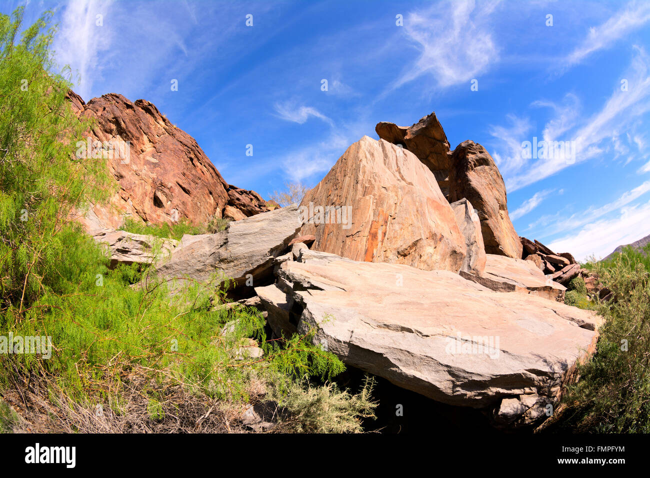 Vista panorámica de una montaña de roca pizarra enmarcada contra un cielo azul. Rodada en Palm Springs, California. Foto de stock
