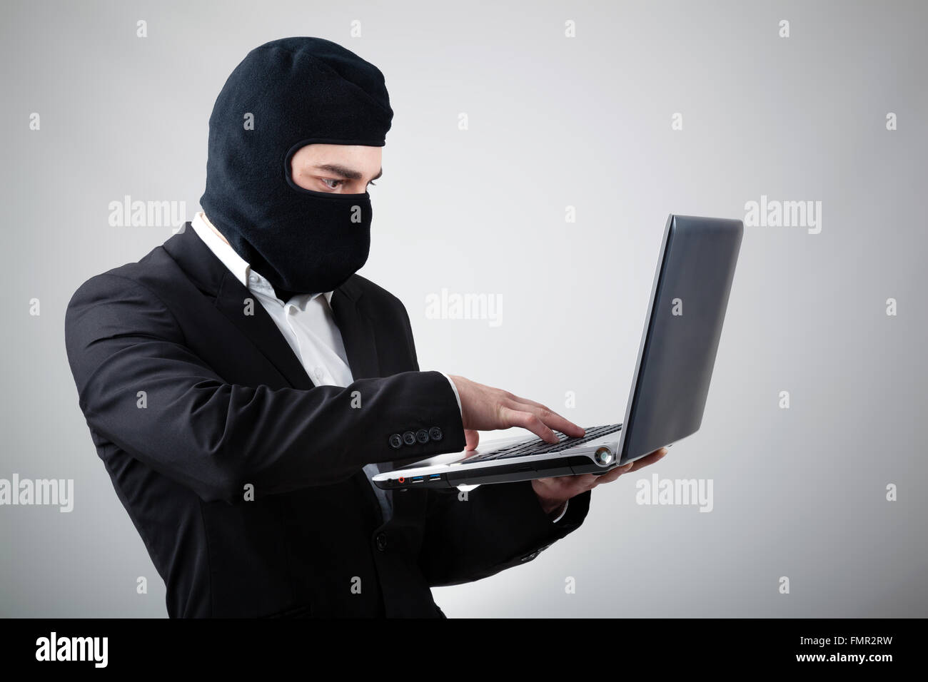 Hacker robar información de laptop Foto de stock