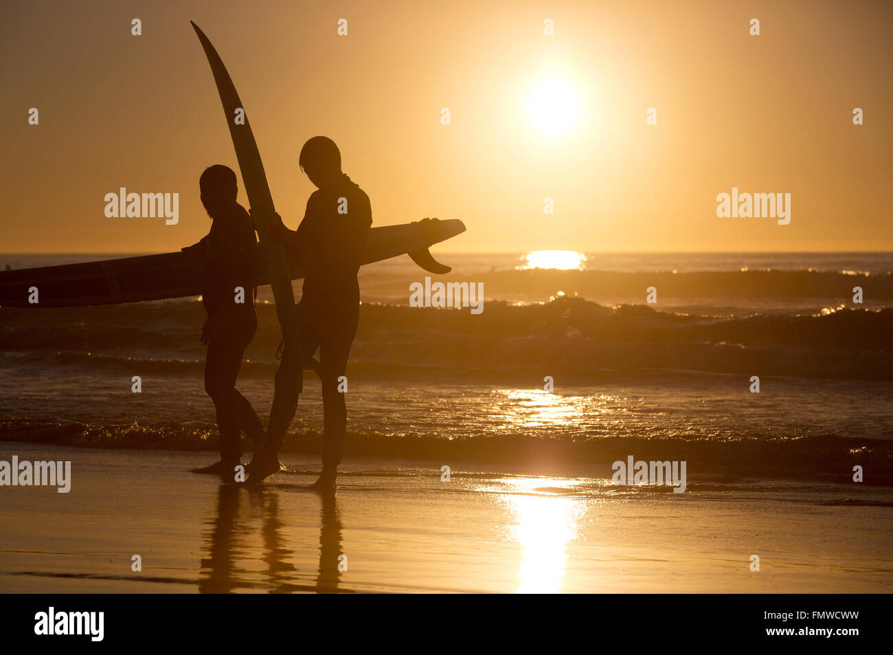 Los surfistas sunset, La Jolla, California, EE.UU. Foto de stock