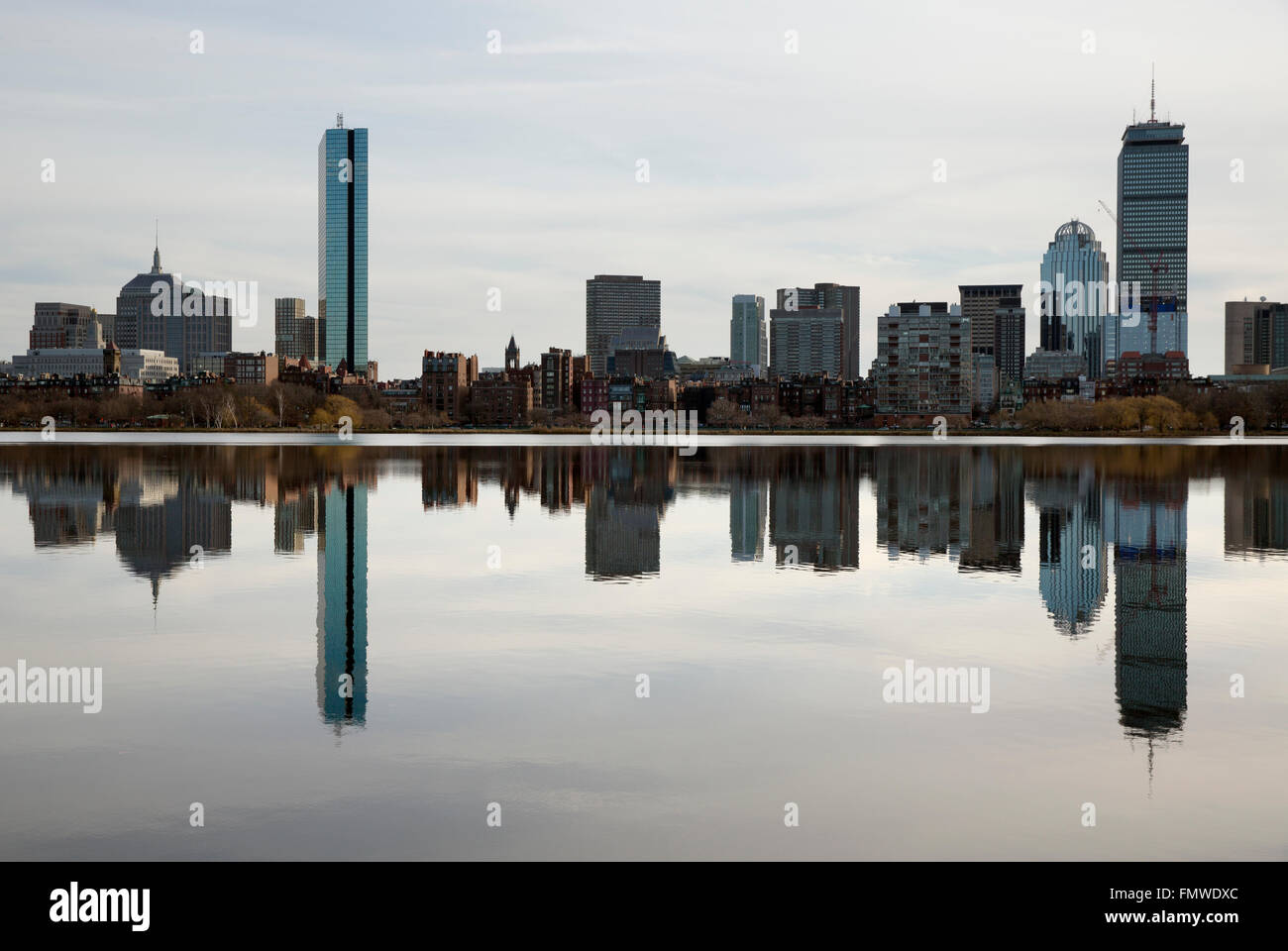 Back Bay de Boston se refleja en el río Charles Foto de stock