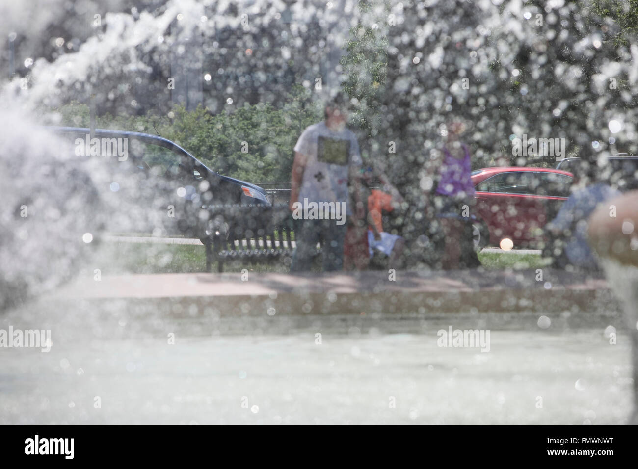 Los residentes de la ciudad de Kansas en el Country Club Plaza's, JC Nicholds Conmemorativo Fuente durante una advertencia de calor excesivo. Foto de stock