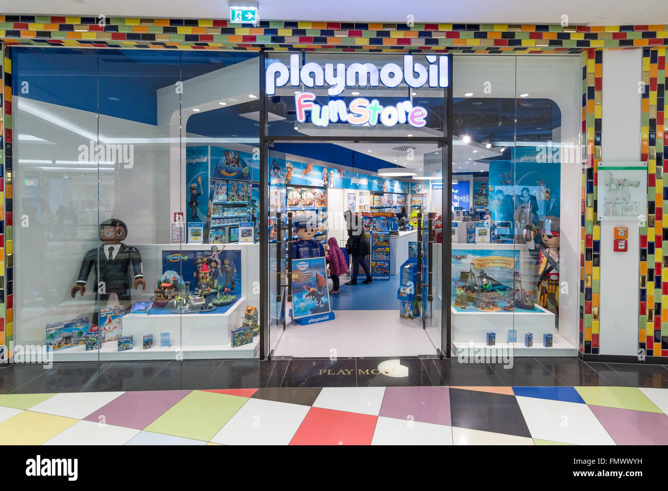 El nuevo centro comercial "todo Berlín". Tienda de la empresa de juguetes  Playmobil. Playmobil - popular alemana de fabricantes de juguetes de  plástico Fotografía de stock - Alamy