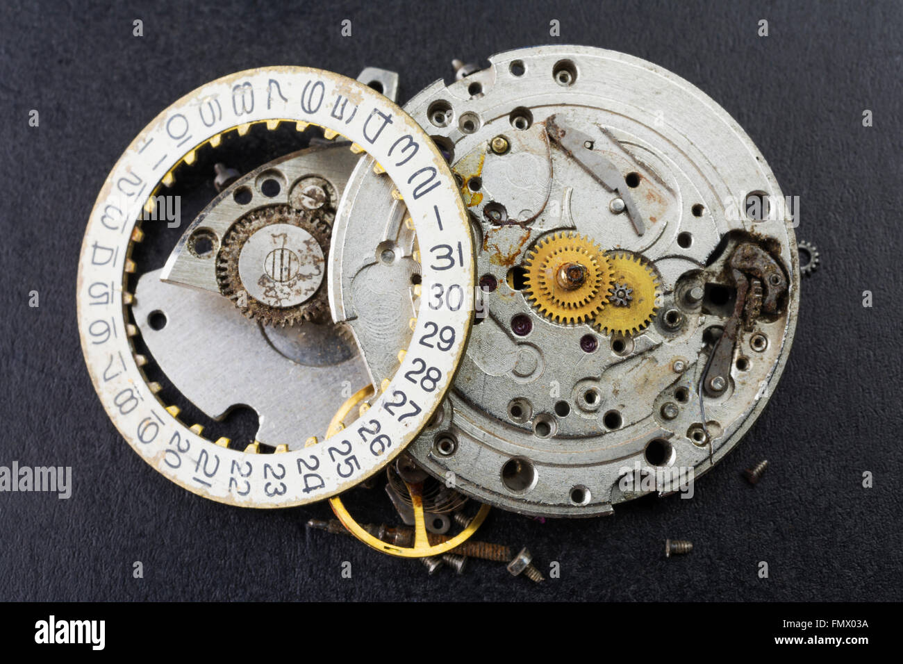 El reloj de pulsera viejo y roto desarmó los movimientos Foto de stock