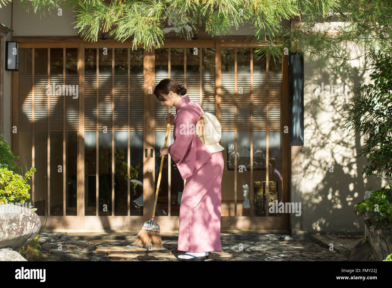 La mujer en kimono vestido en Kioto, Japón Foto de stock