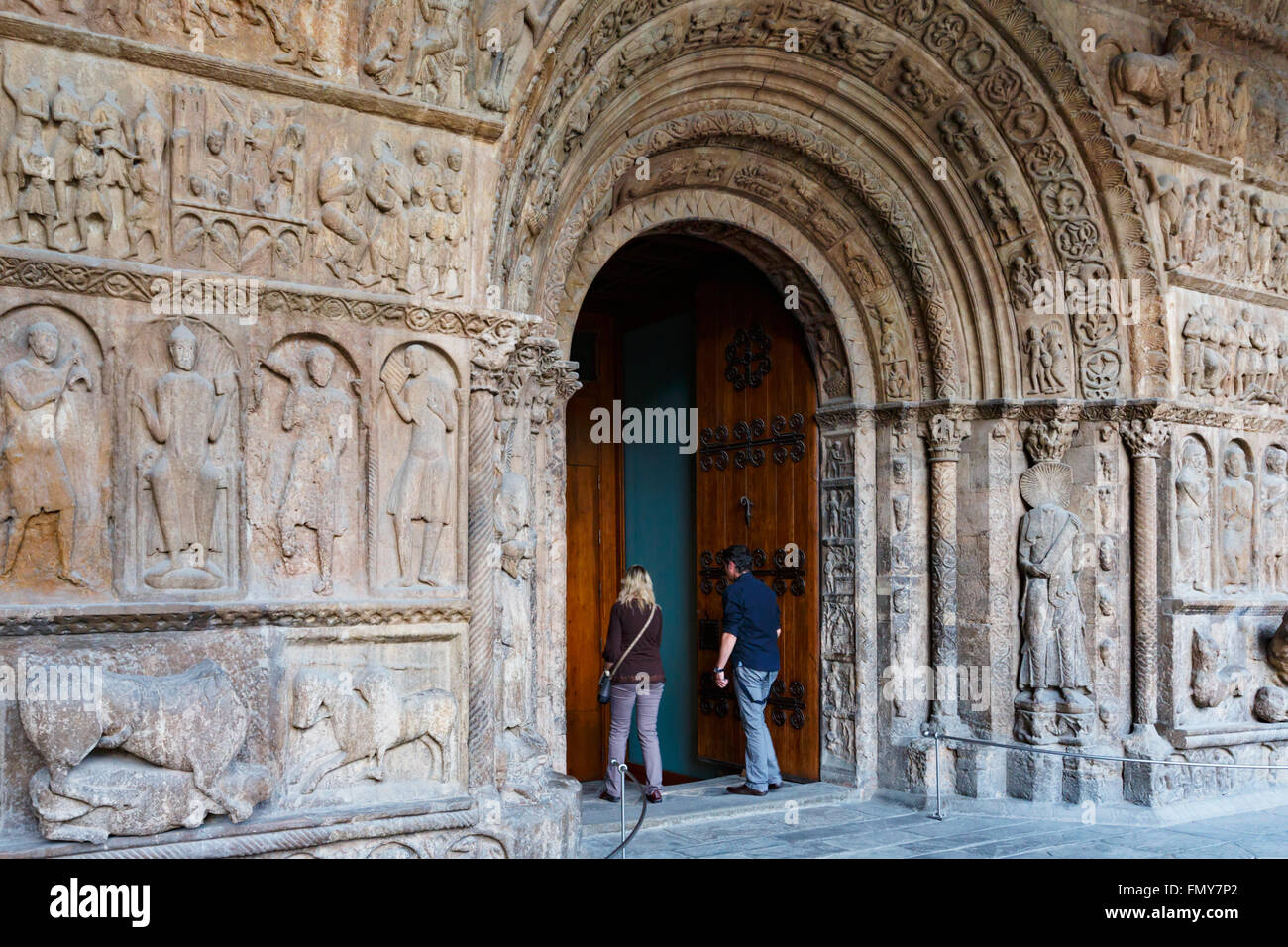 Ripoll, provincia de Girona, Cataluña, España. Monastir, o el monasterio de Santa María. El portal románico. Biblia en piedra. Foto de stock