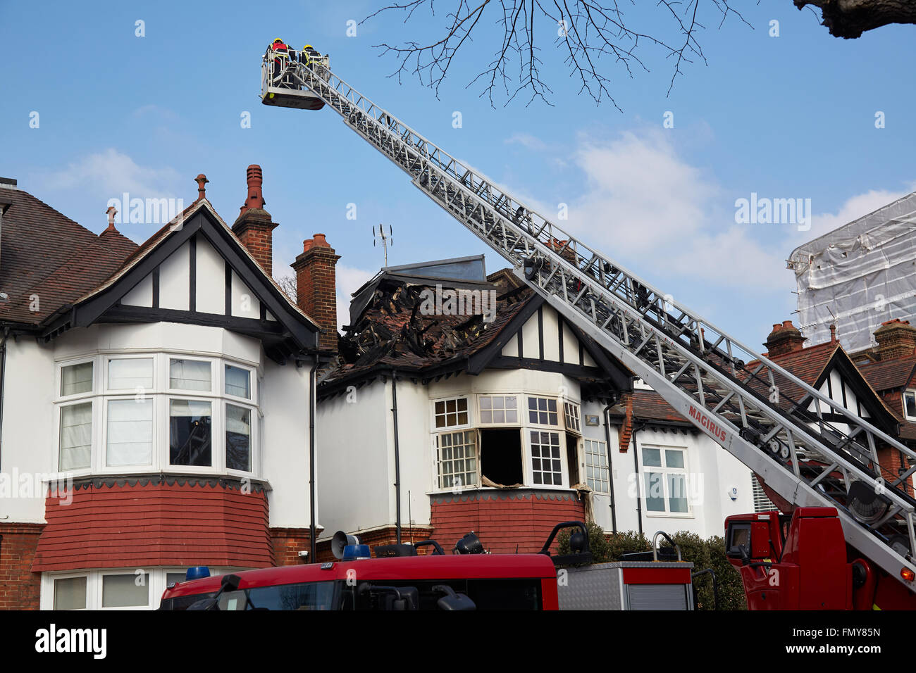 Belsize Park, Londres, Reino Unido, 13 de marzo, 2016. Incendio en tres pisos casa pareada en Antrim Grove Crédito: Fantástico conejo/Alamy Live News Foto de stock