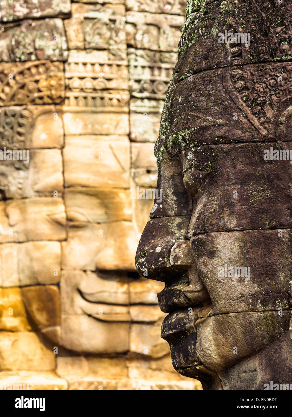 Antigua sonriente cara de piedra en el templo Bayon en Siem Reap, Camboya Foto de stock