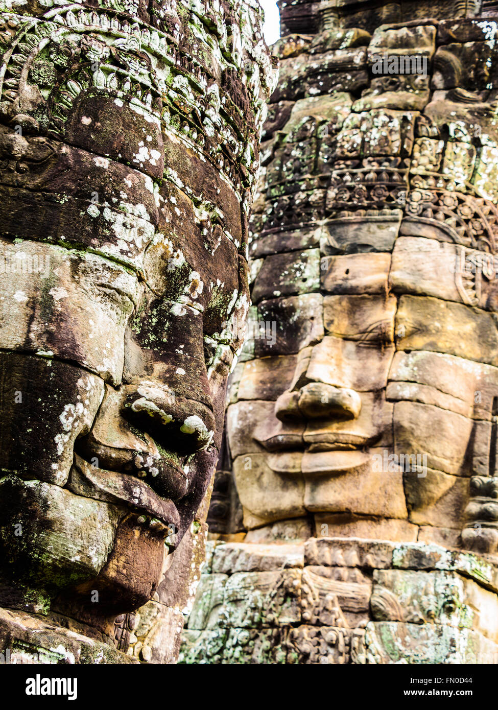 Talla de piedra gigante cara sonriente en el templo Bayon en Siem Reap, Camboya Foto de stock