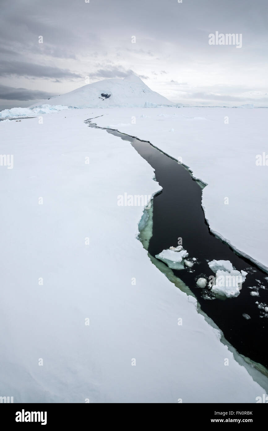 La Antártida, en la península Antártica, el círculo antártico, el mar de hielo cerca de la isla Detaille Foto de stock